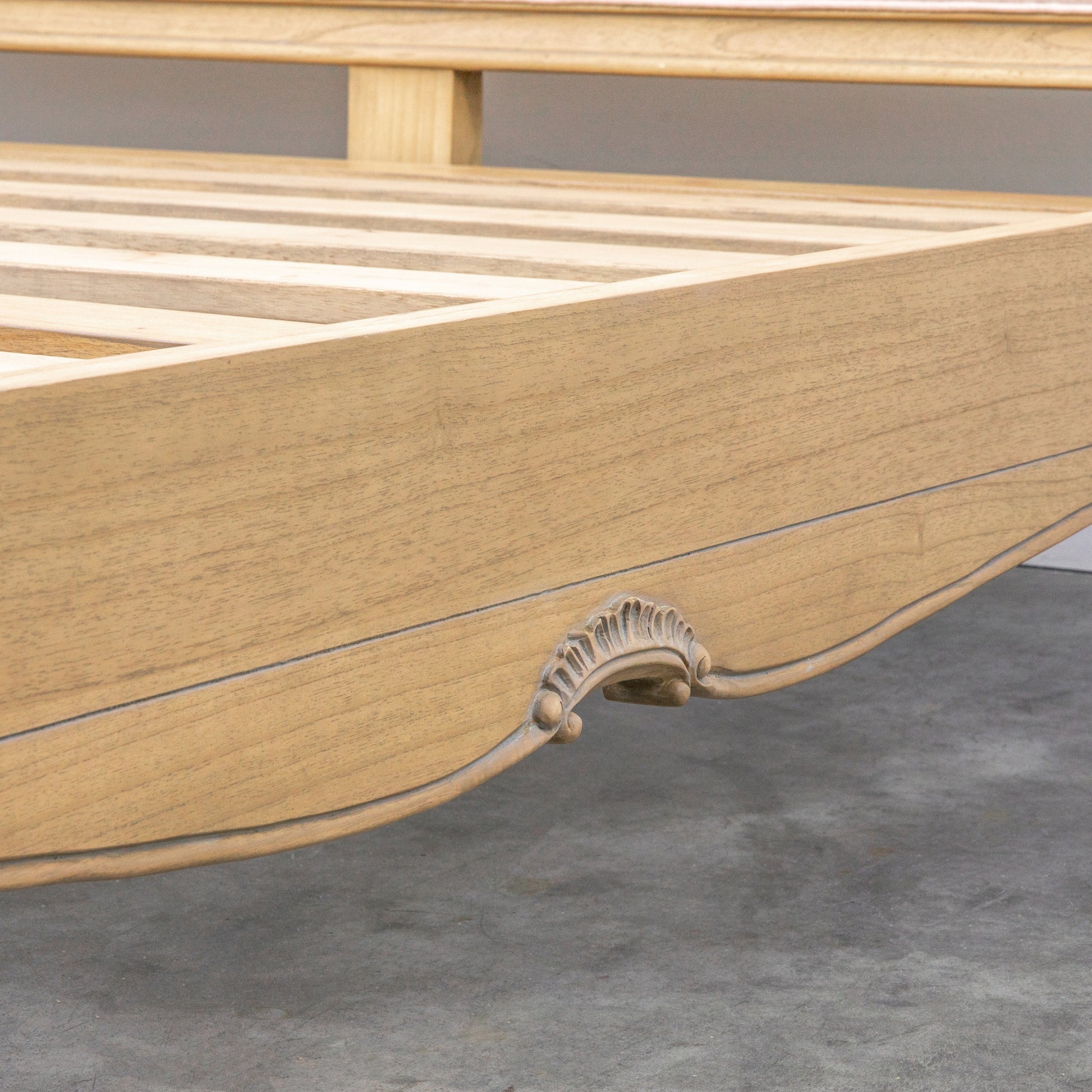 Chic 6' Linen Upholstered Bed Weathered – Light Wood