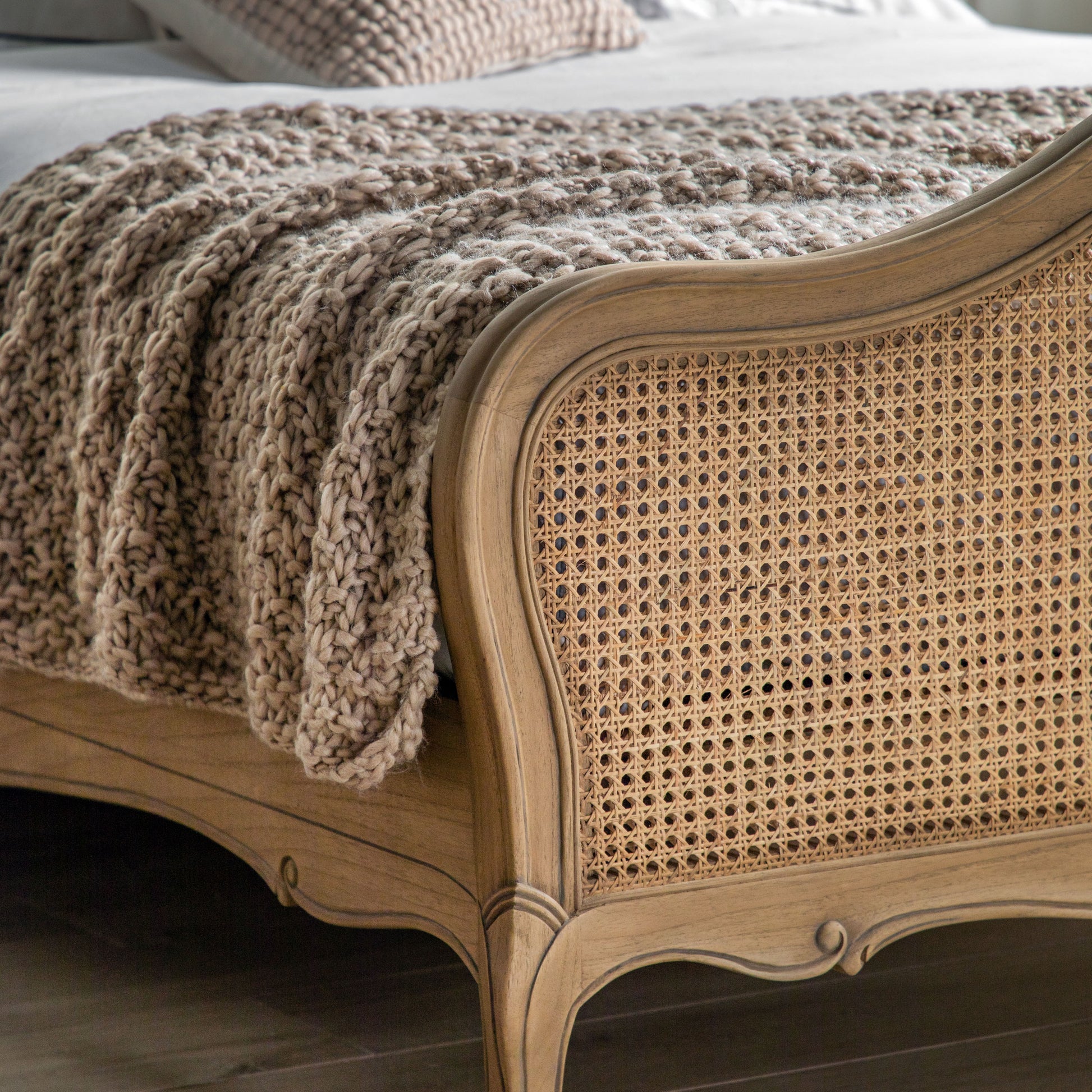Chic 6' Cane Bed Weathered – Light Wood