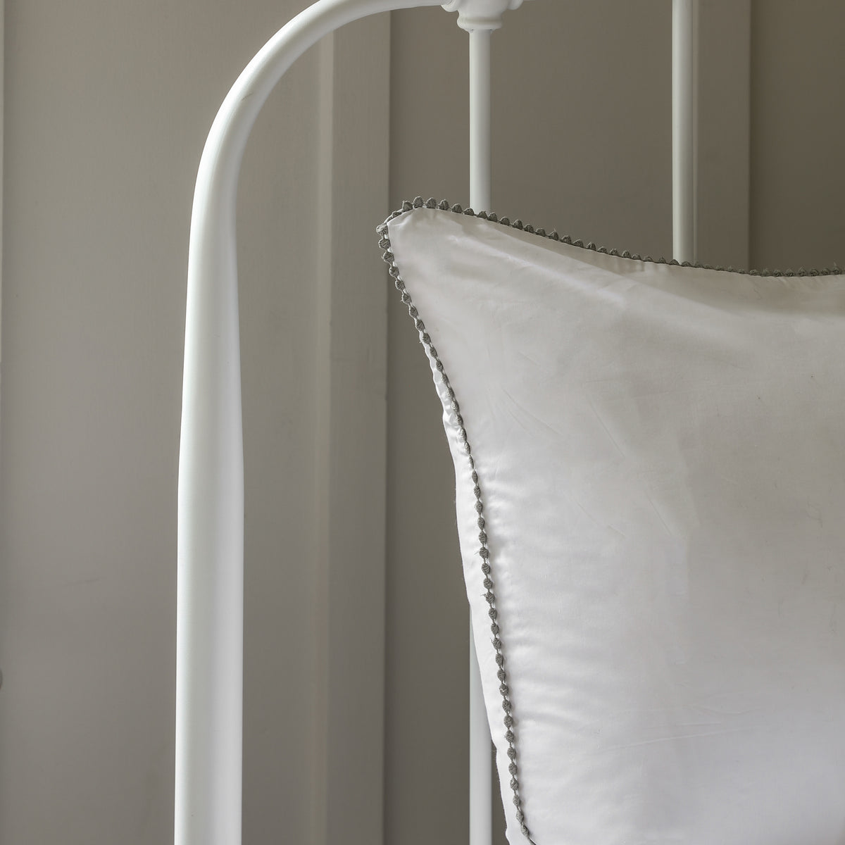 Loughton Bedstead Ivory 3′ Single – White Mild Steel – 275mm under-bed clearance (view 3)