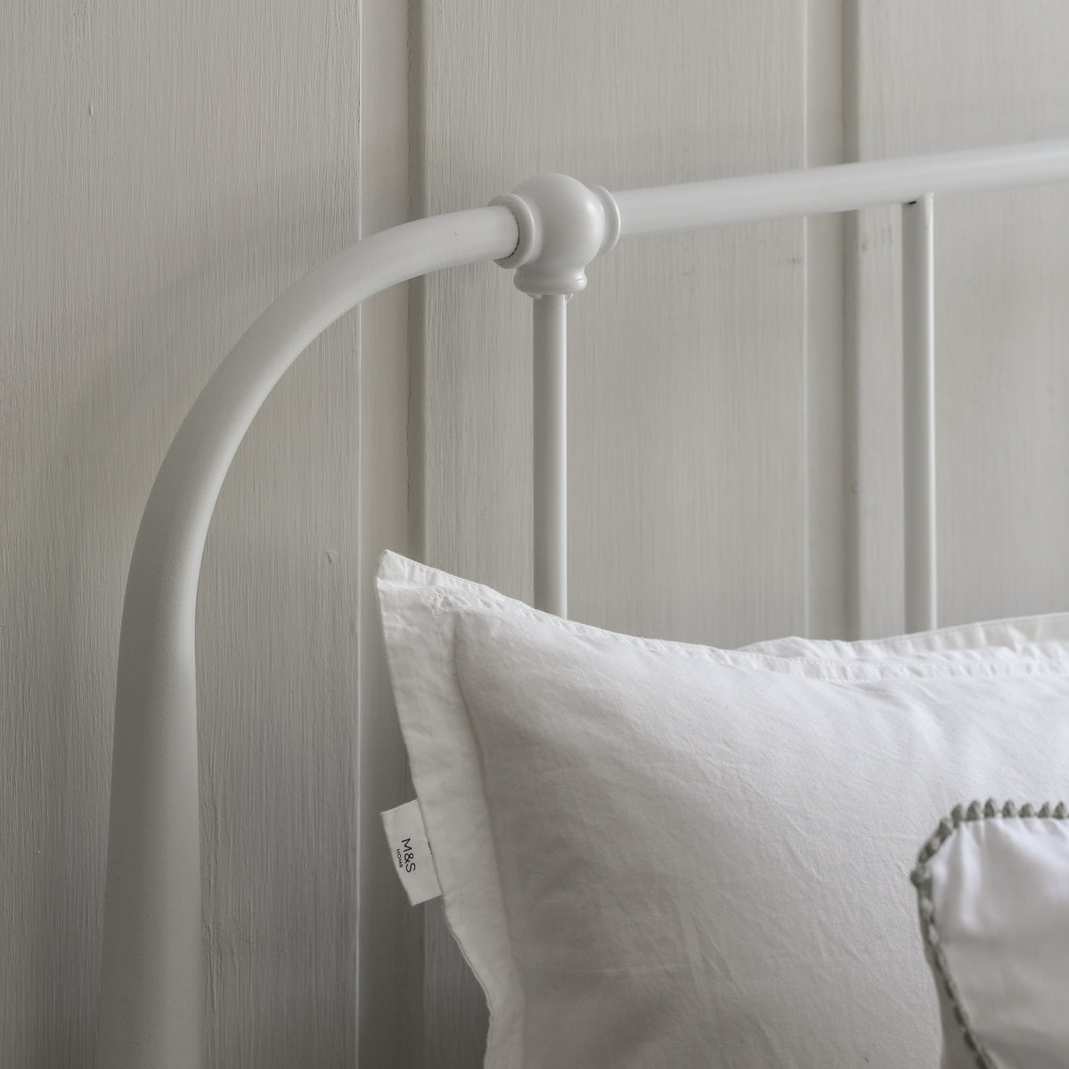 Loughton Bedstead Ivory 5′ King – White Mild Steel – 275mm under-bed clearance (view 3)