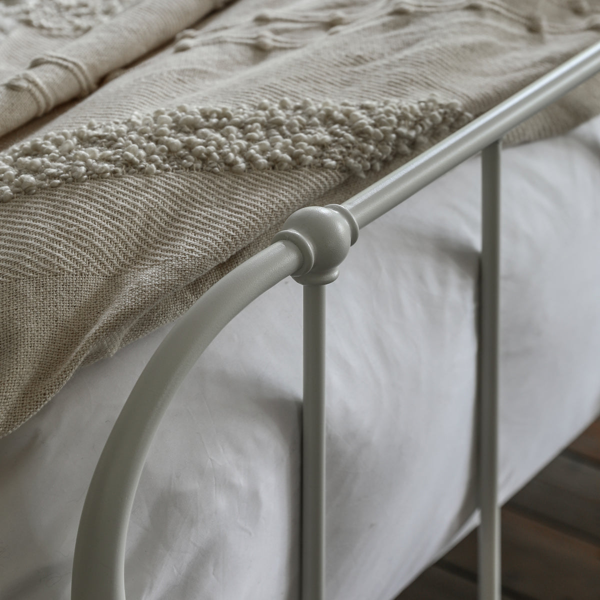 Loughton Bedstead Ivory 5′ King – White Mild Steel – 275mm under-bed clearance (view 4)