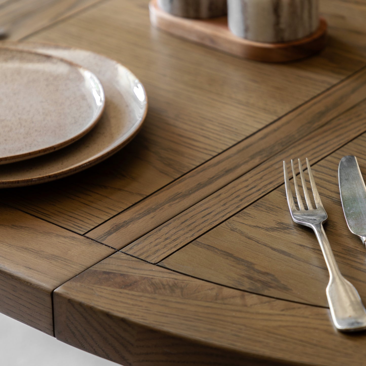 Hardwick Rnd Ext Dinig Table – Light Wood