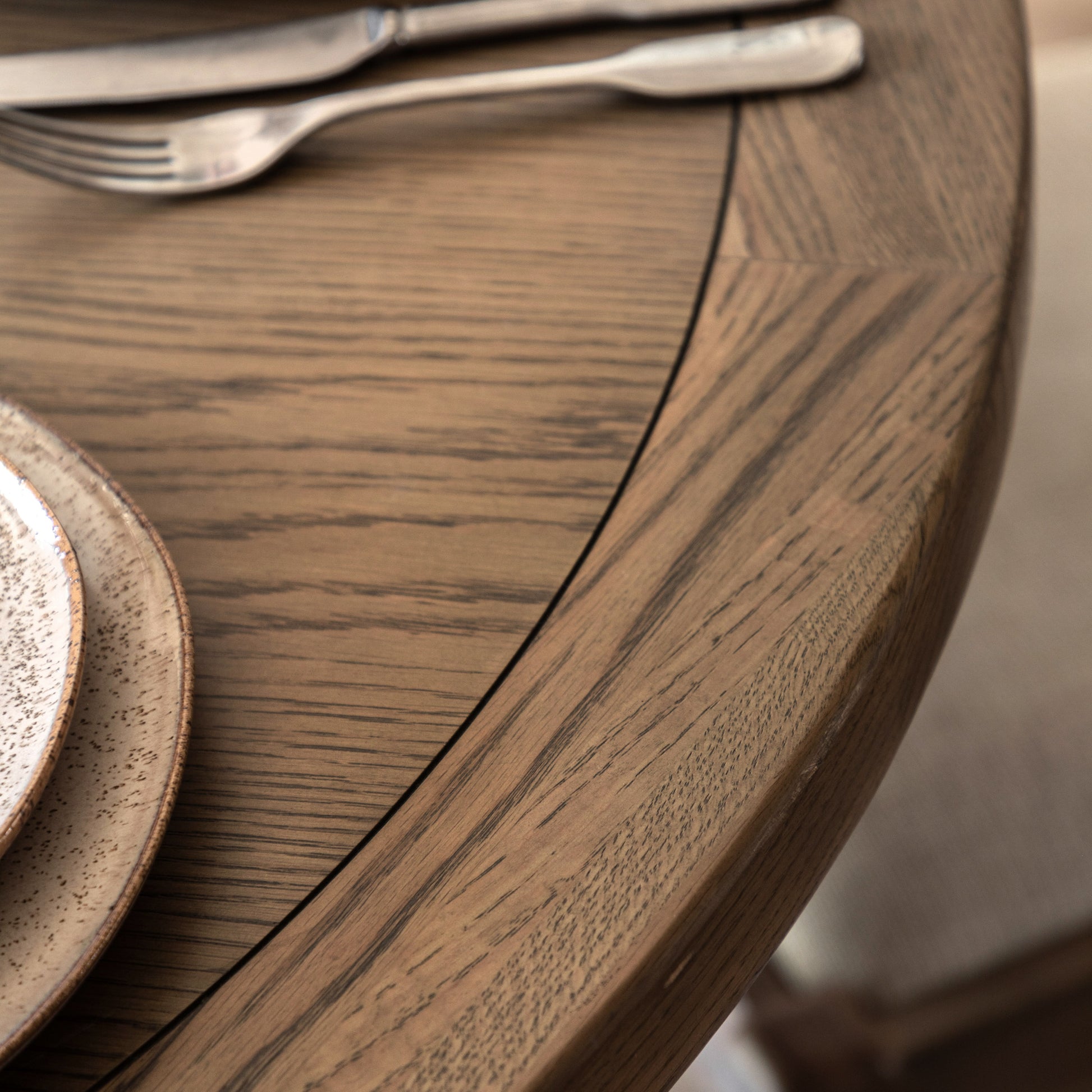 Hardwick Rnd Ext Dinig Table – Light Wood