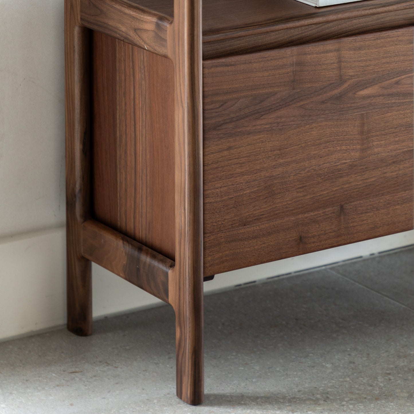 Madrid Open Display Walnut – Dark Wood