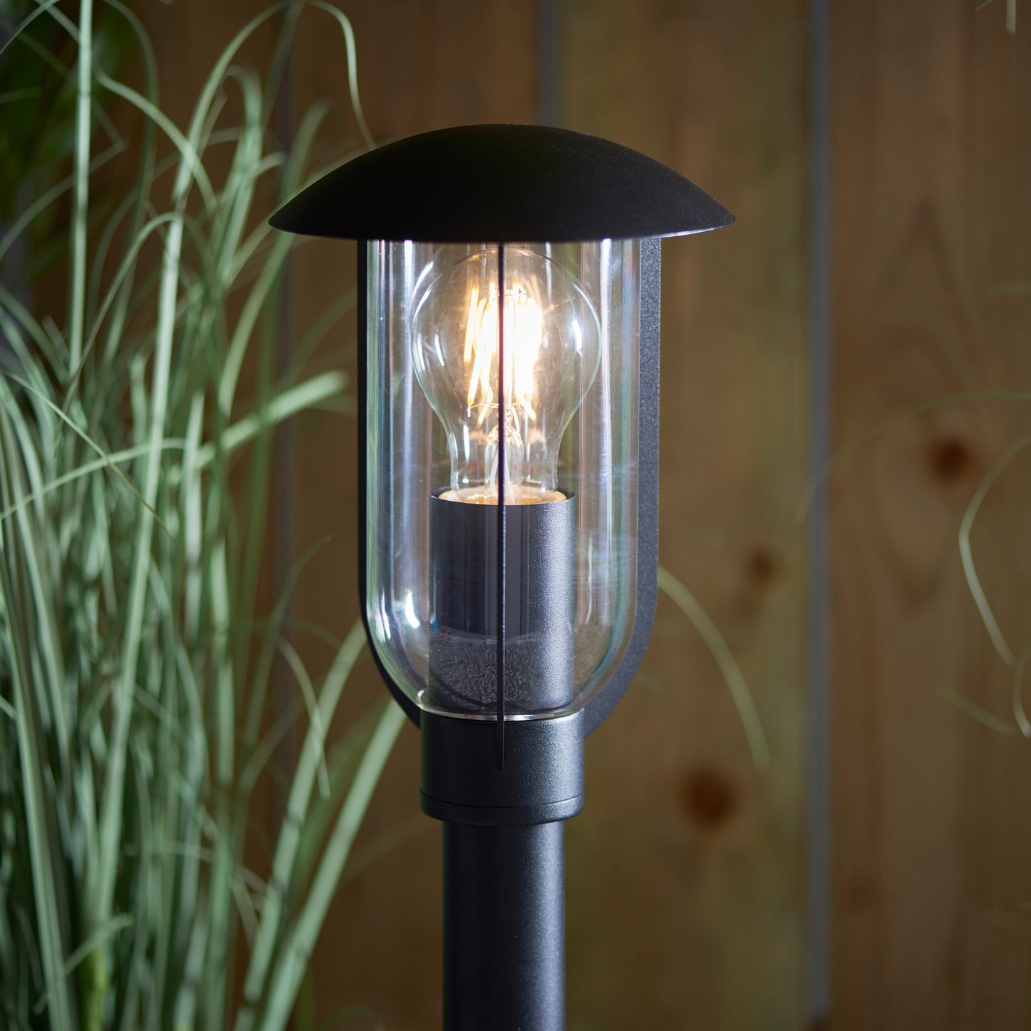 Quinn Outdoor 1 Floor Light – Black