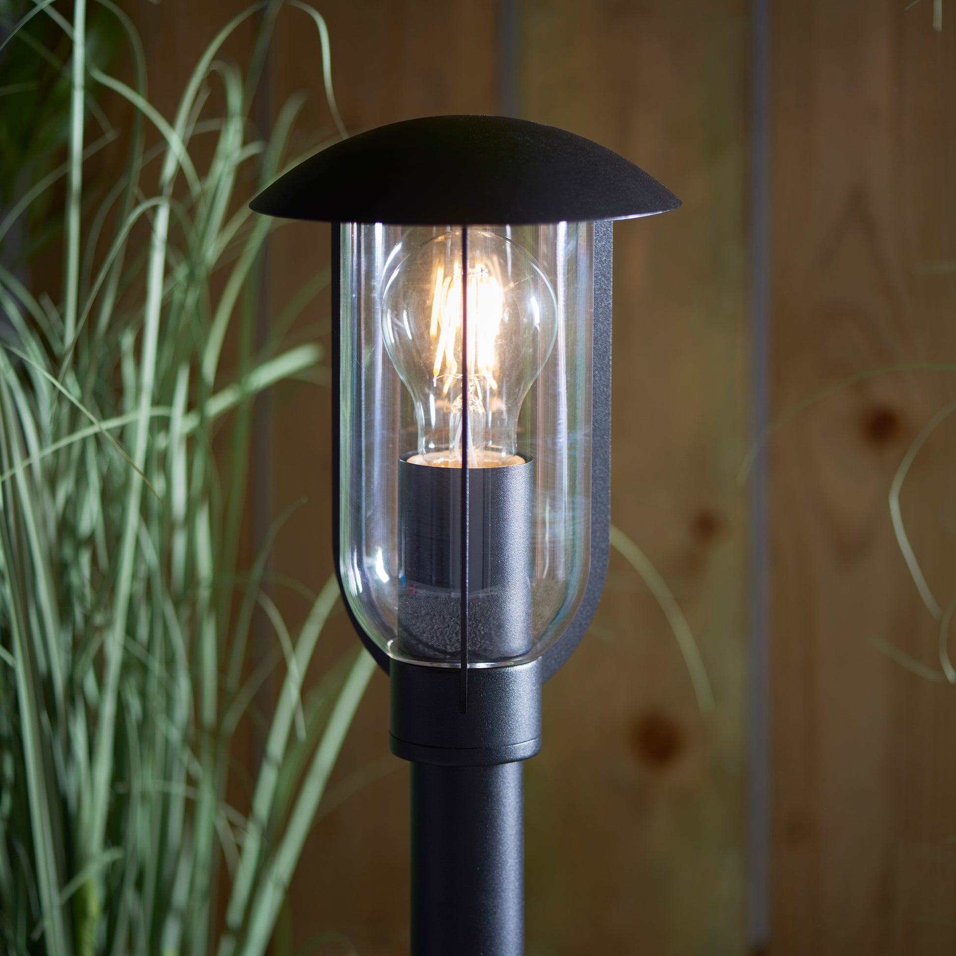 Quinn Outdoor 1 Floor Light – Black