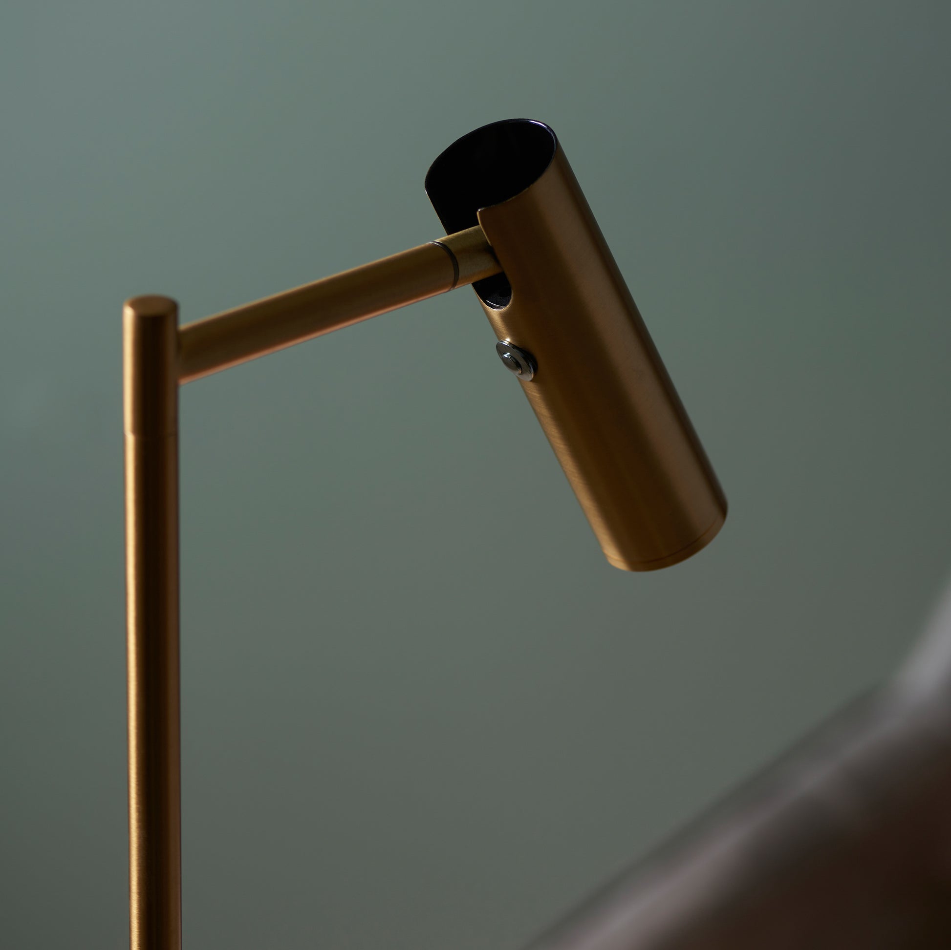 Dedicated Reader 1 Floor Lamp Satin Warm Brass – Brass
