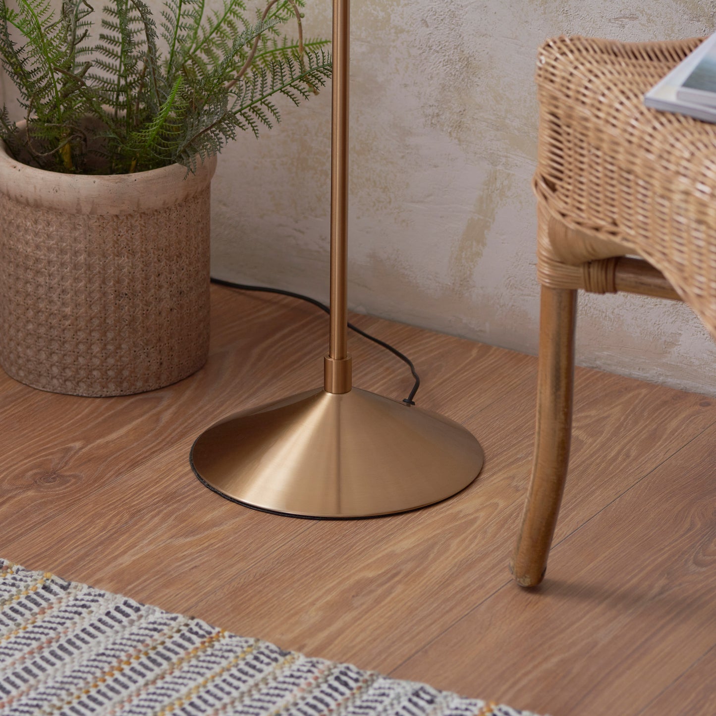 Wriggle 1 Floor Lamp Brushed Aged Brass – Brass