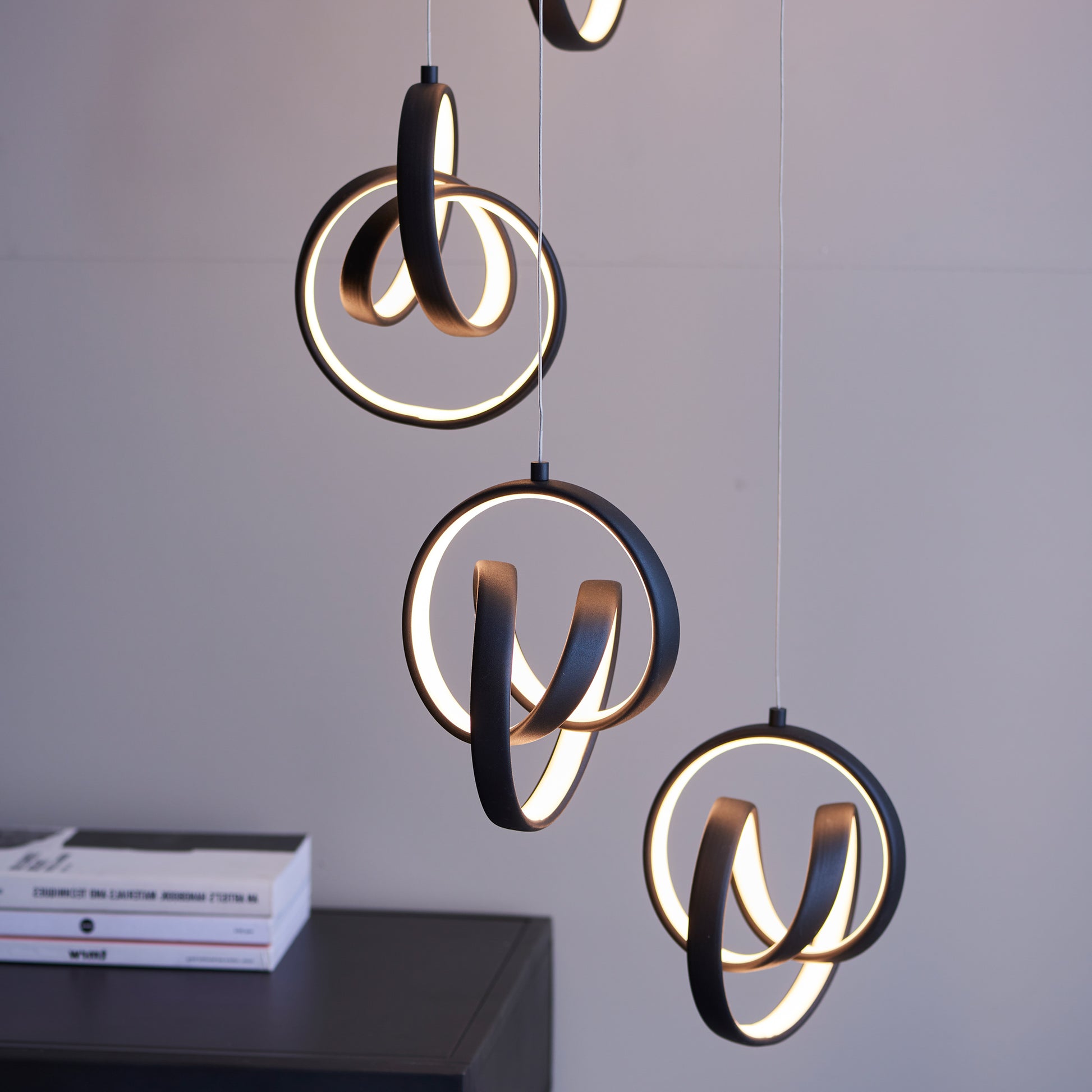 Cosma 8 Pendant Light – Black