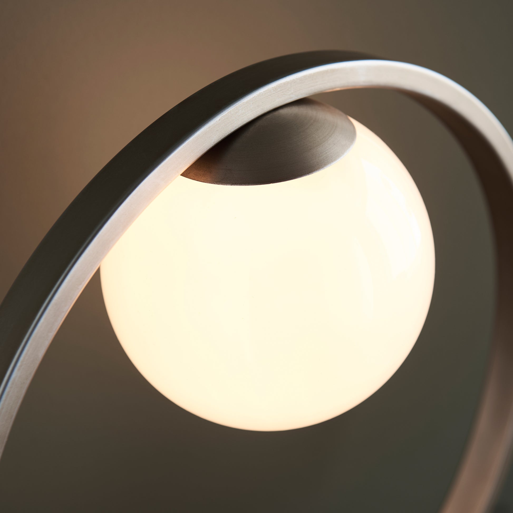 Enzo 1 Table Lamp Brushed Silver – Silver