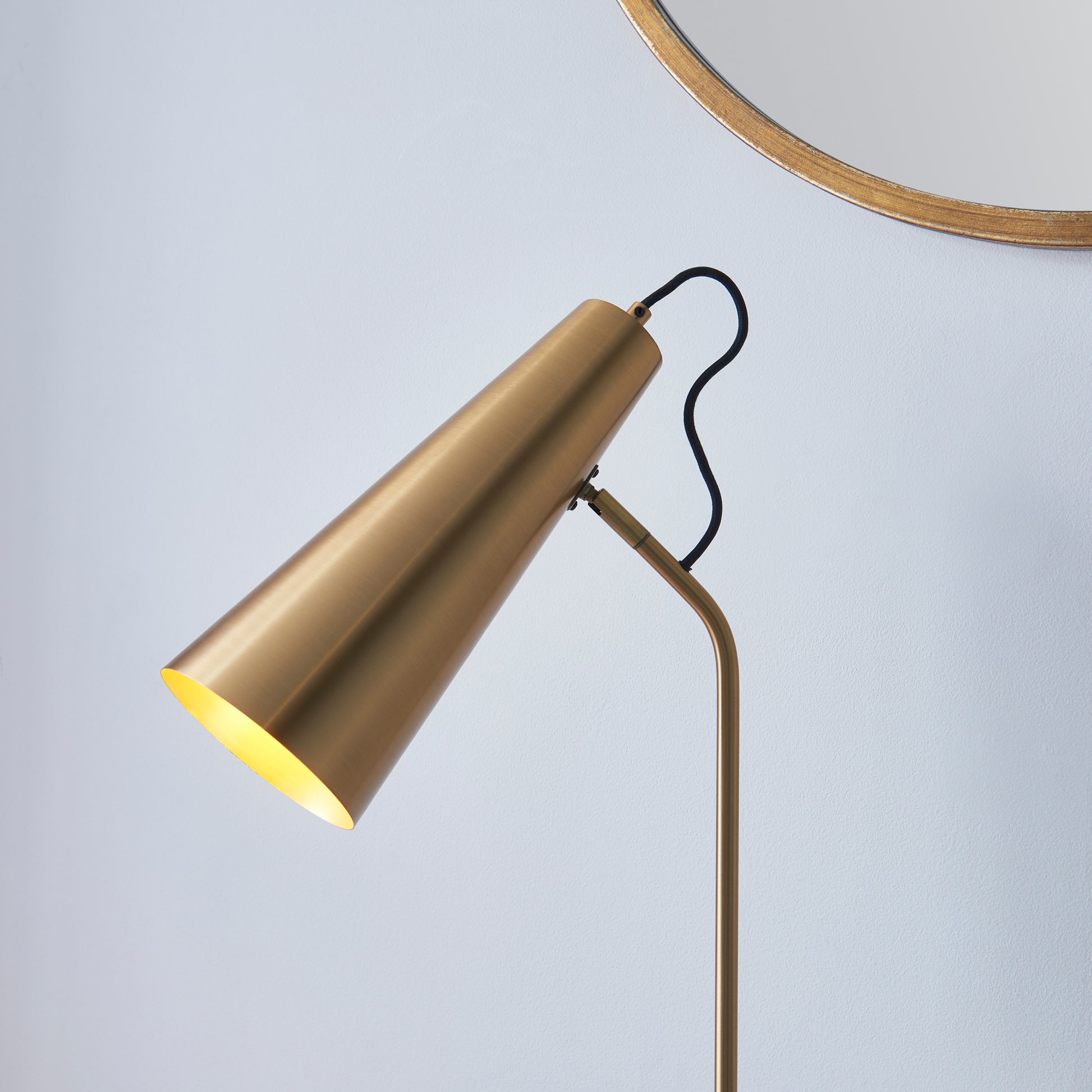 Karna 1 Table Lamp Antique Brass – Brass