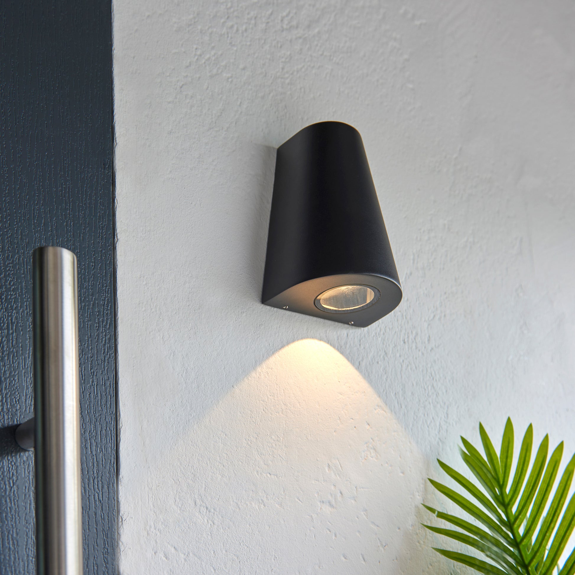Helm Outdoor 1 Wall Light – Black
