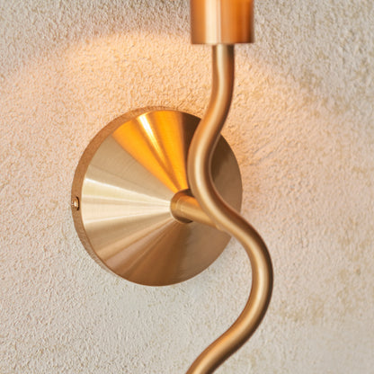 Wriggle 1 Wall Light Brushed Aged Brass – Natural
