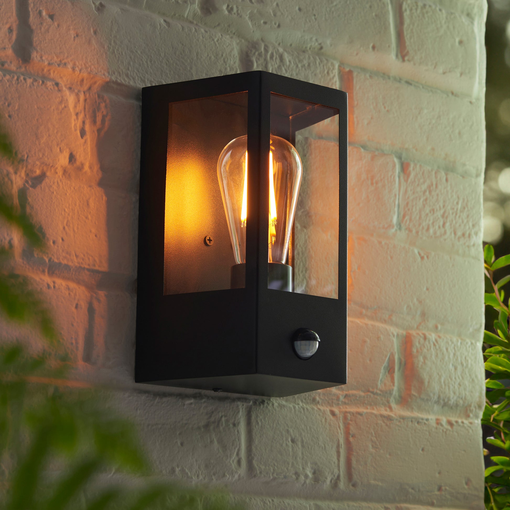 Huntington Outdoor Wall Light Matt Black – Black