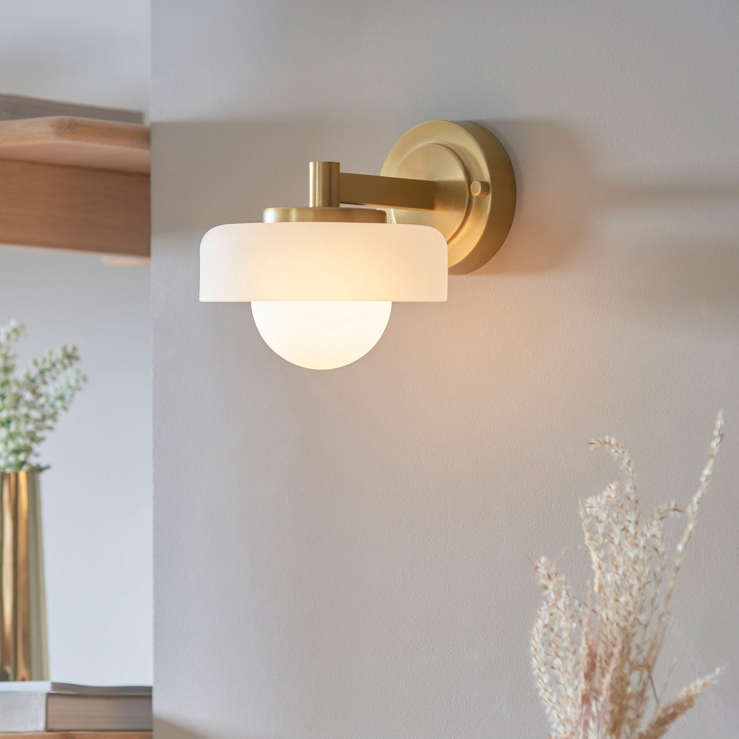 Boss Wall Light Brushed Aged Brass – Brass